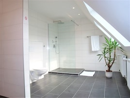Suite | Badezimmer | Haartrockner, Handtücher, Seife, Toilettenpapier