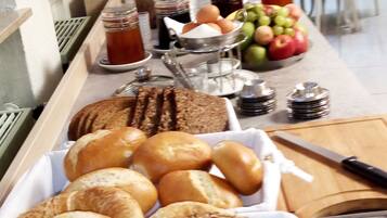 Sarapan prasmanan setiap hari (EUR 13 per orang)