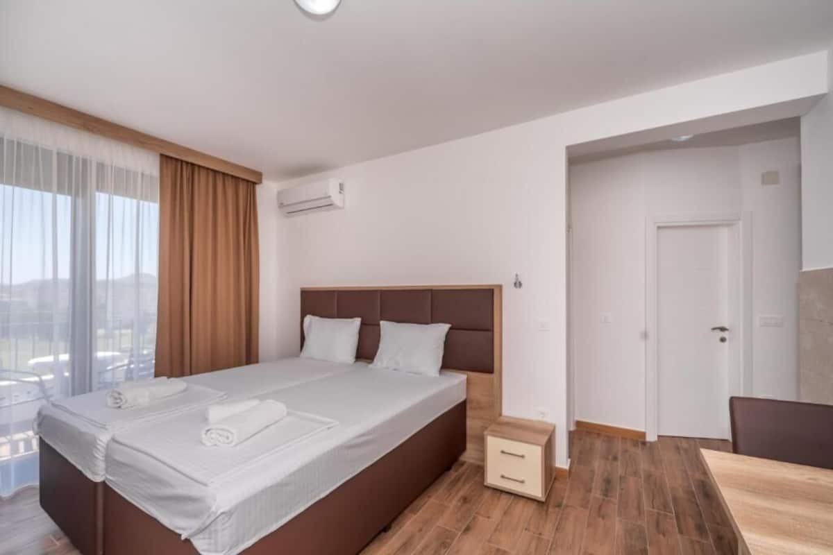 Quarto casal ou duplo standard | Escrivaninha, ferros/tábuas de passar roupa, Wi-Fi de cortesia