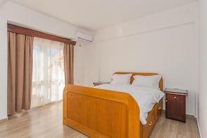Escritorio, tabla de planchar con plancha, wifi gratis y ropa de cama 