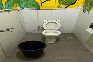 Kamar Double Basic | Kamar mandi | Shower dan sabun