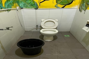 Kamar Double Basic | Kamar mandi | Shower dan sabun