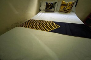 Basic Double Room | Free WiFi, bed sheets - Hotel O Kost Bu Tutik Syariah (Singasari)