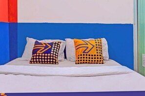 Economy Double Room | Bed sheets - Hotel O Wisma Dua Putra Syariah (Kertajati)