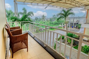 Desk, bed sheets - Hotel Griya Katarina (Ambarawa)
