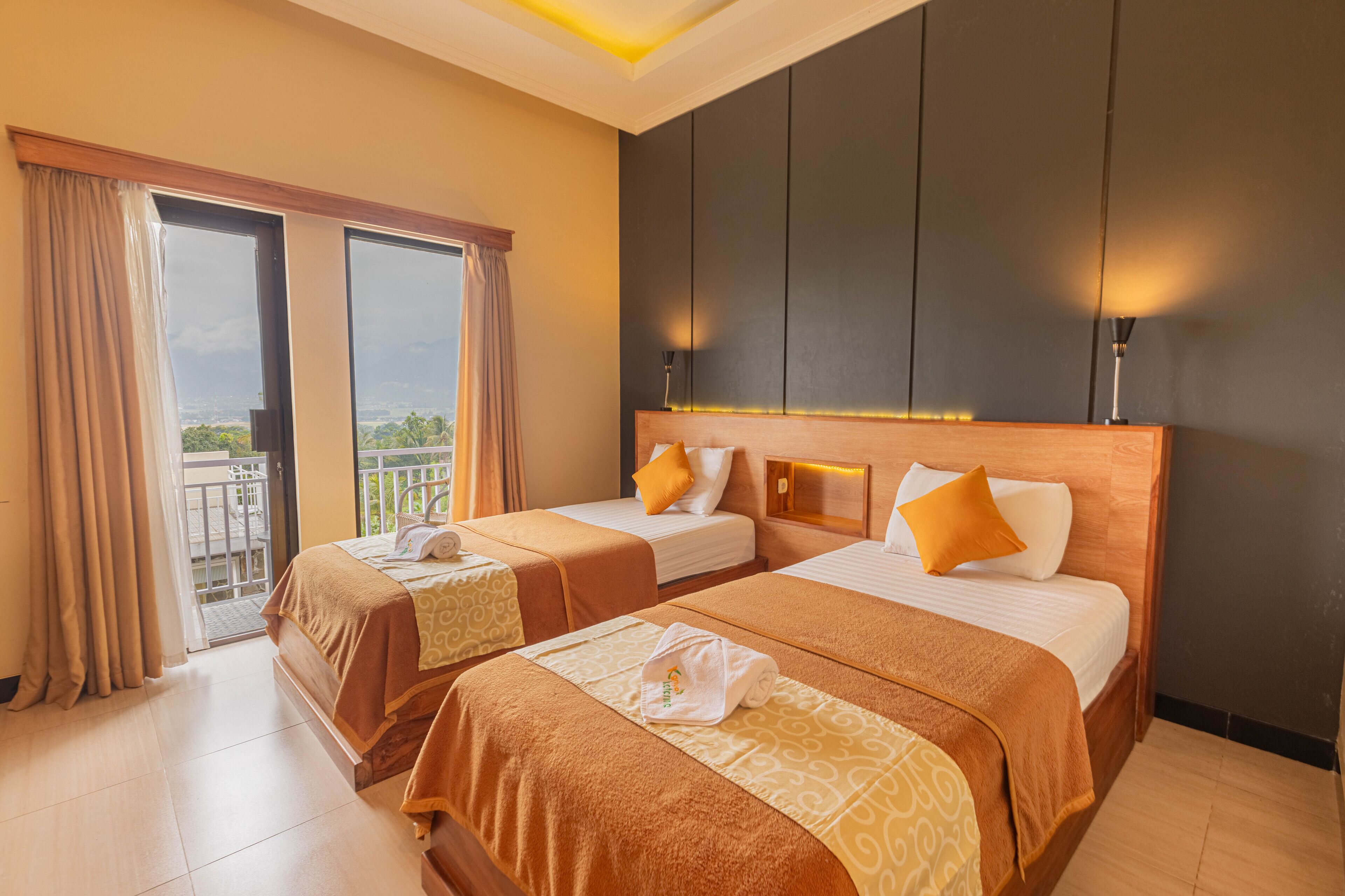 Superior Double or Twin Room | Desk, bed sheets