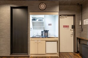 Mini-réfrigérateur, four à micro-ondes, surface de cuisson