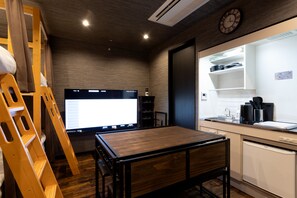 Habitación, para no fumadores (2F) | 1 habitación, escritorio, wifi gratis y ropa de cama