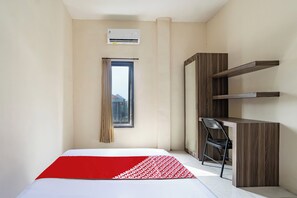 Standard Double Room - Hotel O Uno Homestay Syariah (Surabaya)