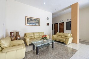 Lobby sitting area - Hotel O Uno Homestay Syariah (Surabaya)