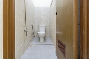 Standard Double Room | Bilik Mandi | Pancuran mandi, tuala disediakan 