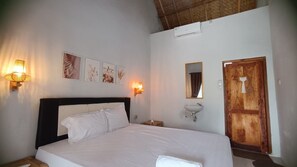 Deluxe Double Room | Desk, bed sheets - OYO 93626 Hi Homestay & Group (Kuta)