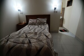Habitación Deluxe doble | Escritorio y ropa de cama