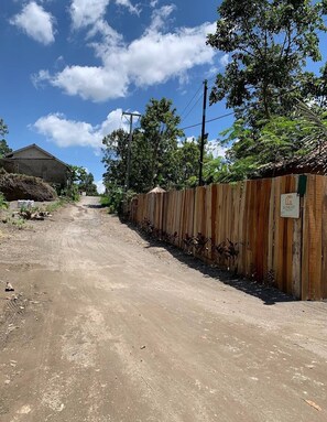 Front of property - Hotel O Avocado Homestay (Pringgasela)
