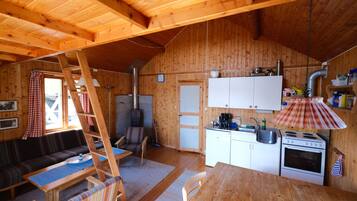 Tradisjonell hytte | Eget kjøkken | Kjøleskap på fellesområdet og mikrobølgeovn på fellesområdet