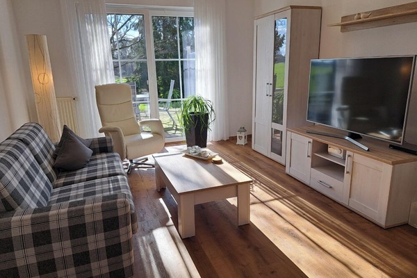 Ferienwohnung Olli, (Westerkappeln)-Wohnzimmer mit modernem Schlafsofa und Relaxsessel