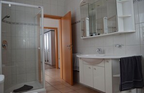 Chuveiro, toalhas de banho