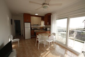 Fridge, microwave, oven, coffee/tea maker