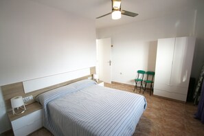 アイロン / アイロン台、WiFi (無料)、ベッドシーツ