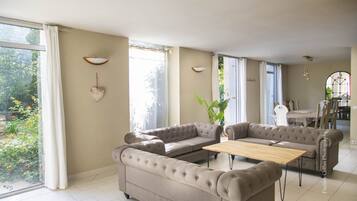 Télévision, table de tennis de table