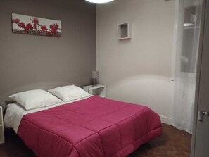 2 habitaciones, tabla de planchar con plancha y cuna de viaje 