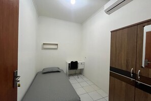 Economy Single Room | Bed sheets - SPOT ON 93624 Damai 3 Guest House Syariah (Bandung)