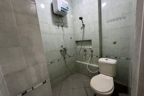 Economy Single Room | Bathroom | Shower, towels, soap - SPOT ON 93624 Damai 3 Guest House Syariah (Bandung)