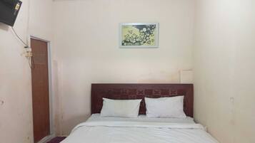 Deluxe Double Room | Desk, bed sheets