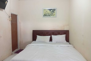 Deluxe Double Room | Desk, bed sheets - Hotel O Villa Cemara Syariah (Bandar Lampung)