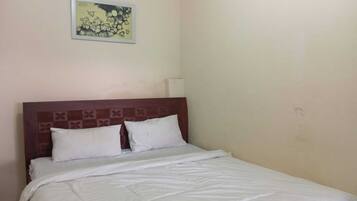 Deluxe Double Room | Desk, bed sheets