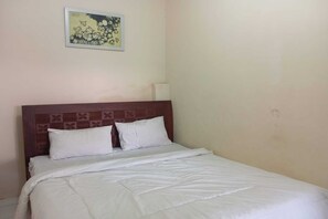 Standard Double Room | Free WiFi, bed sheets - OYO 93631 Eltsania Exclusive Homestay Syariah (Bandar Lampung)