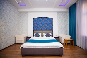 Luksus-dobbeltrom | Safe på rommet, skrivebord og skrivebord for bærbar PC