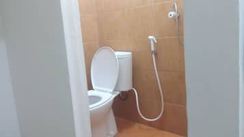 Chambre Double Standard | Salle de bain | Douche, serviettes fournies, savon