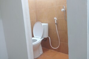 Standard-Doppelzimmer | Badezimmer | Dusche, Handtücher, Seife