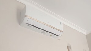 A white air conditioning unit mounted on a wall. - Hotel O Rumah Singgah Cemara Syariah (Pekanbaru)