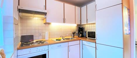 Kühlschrank, Mikrowelle, Ofen, Herdplatte