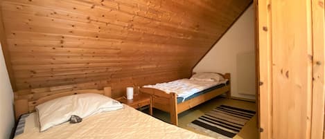 3 makuuhuonetta, silitysrauta/-lauta, vauvan matkasänky, Wi-Fi