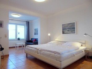 2 soverom, skrivebord og internettilgang