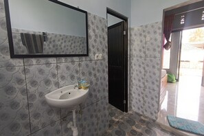 Bathroom - Hotel O Lotus Guest House (Tetebatu)