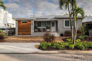 Exterior - Surfers Cove – 3BR/2BA Pool Home Near Calle Ocho (Miami)