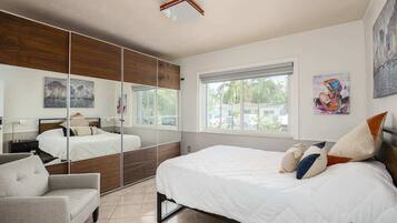 3 bedrooms, desk, iron/ironing board, travel cot