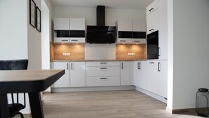 Coffee/tea maker, fridge, oven, stovetop