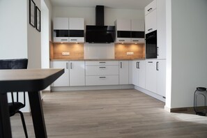 Cafeteira/chaleira, geladeira, fogão, cooktop