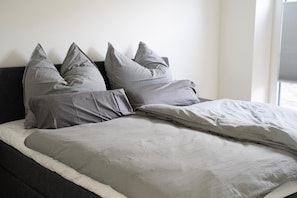 2 quartos, ferros/tábuas de passar roupa, berço de viagem