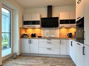 Frigorifero, forno, piano cottura, lavastoviglie