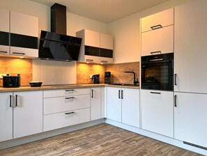 Kylskåp, ugn, spishäll och diskmaskin