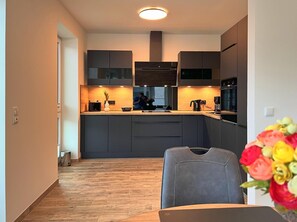 Kühlschrank, Ofen, Herdplatte, Geschirrspüler