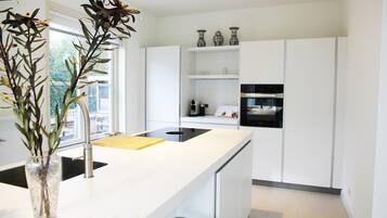 Een oven, een kookplaat, een vaatwasser