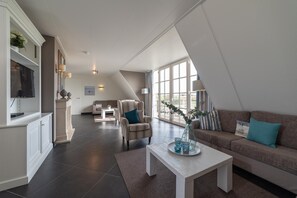 Smart TV, fireplace - Create memories - Six Bedroom Villa, Sleeps 12 (Colijnsplaat)