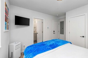 1 bedroom, iron/ironing board, WiFi, bed sheets - The Clock Tower Sweet Suite (Seattle)